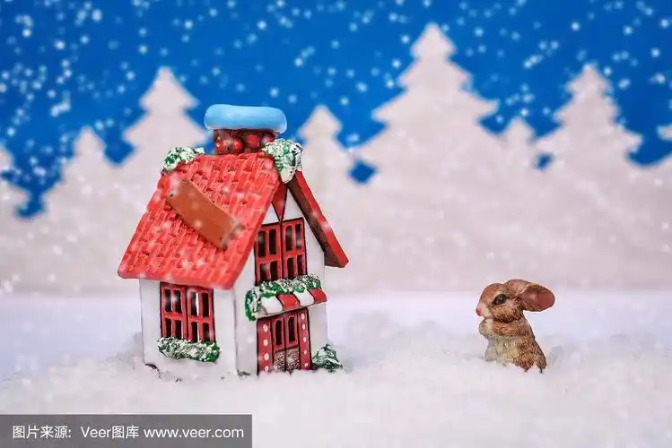 一张圣诞贺卡,上面有一只兔子和一座房子,在森林附近的雪地里