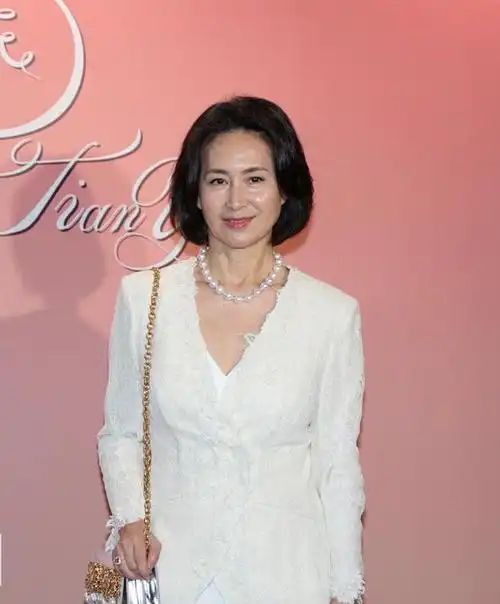 何超琼与旧爱同场出席婚礼56岁杨其龙低调现身两鬓花白显沧桑