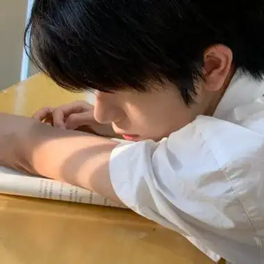 露半张脸的男生个性头像高清图片