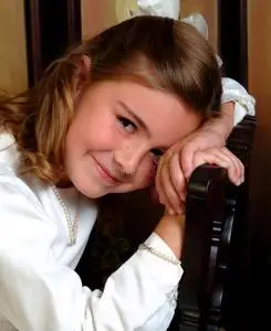 站在白色背景上害羞的小女孩害羞可怜的非洲女孩,戴着头巾害羞的小