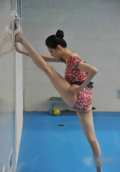 刘雨欣穿上性感泳装训练跳水,劈腿大秀"一字马".