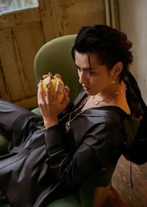 吴亦凡雀斑妆时尚写真