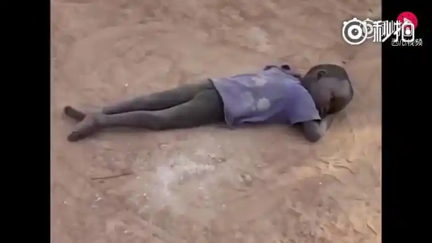 看到这些非洲贫困挨饿的孩子们,我们还有什么理由抱怨命运呢?