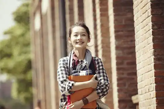 李沁上演《璀璨人生》 逆袭阴郁化身"治愈系女孩"