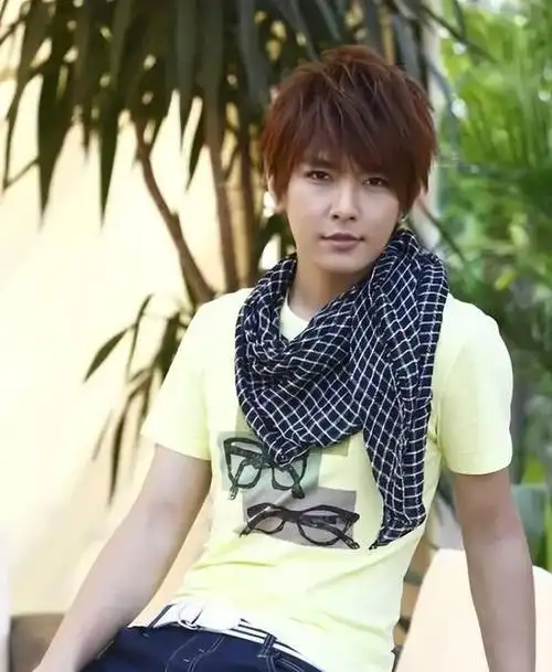 在他年轻的时候,父母就隐约意识到他的性取向与一般人有所不同.