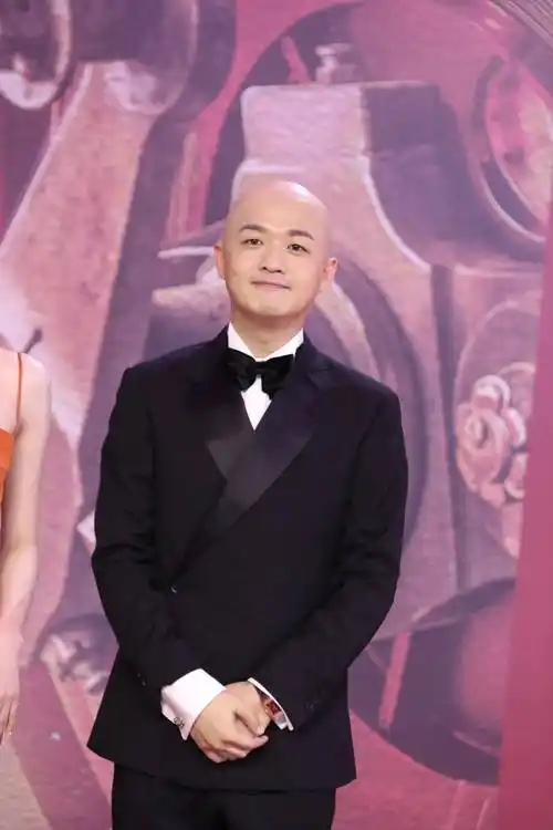 包贝尔,请学一学隔壁厅的《当男人恋爱时》