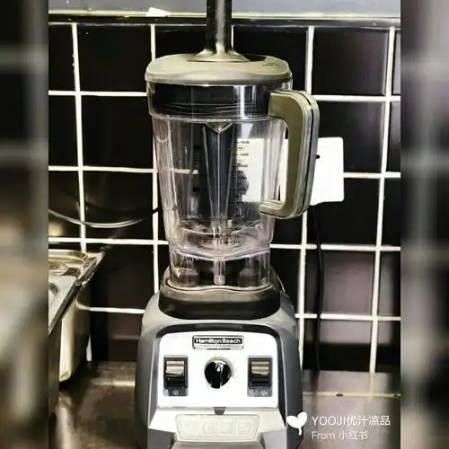 现在不少小伙伴都喜欢在家自己榨果汁,目前比较流行的榨汁机器就是