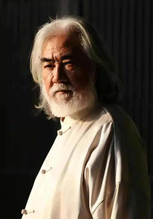 张纪中,是演艺圈的著名制片人,兼职,演员,由他担任制片人的影视作品有