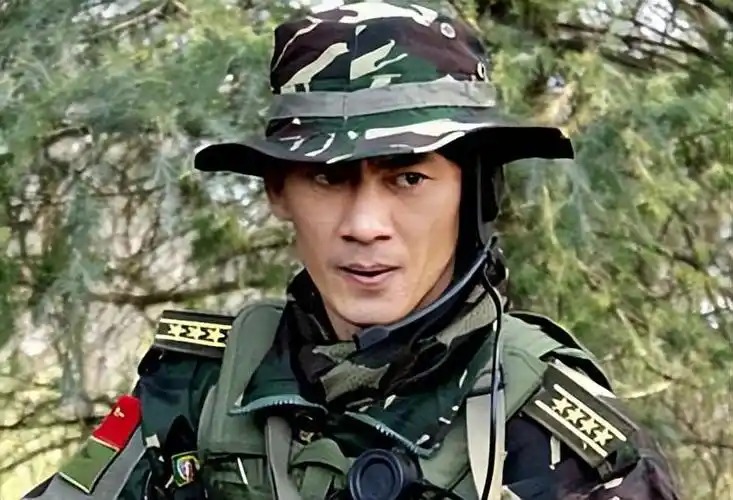 当时任天野的工作还算简单,每天就是拍广告,如果哪个剧组缺个演员