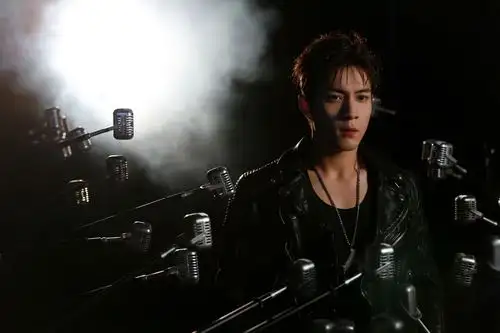 韩东君大片曝光黑色皮衣摇滚帅气