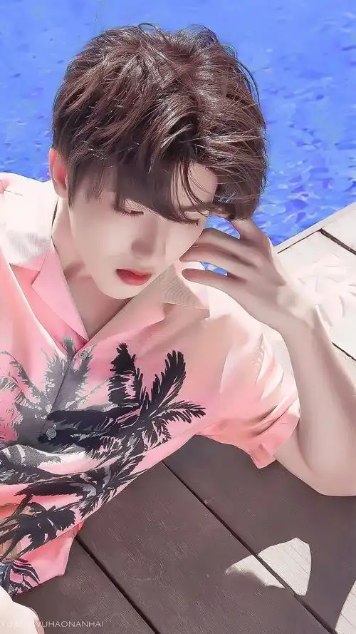 蔡徐坤壁纸:我喜欢你笑起来眉眼弯弯,更喜欢你舞台上炸裂的台风