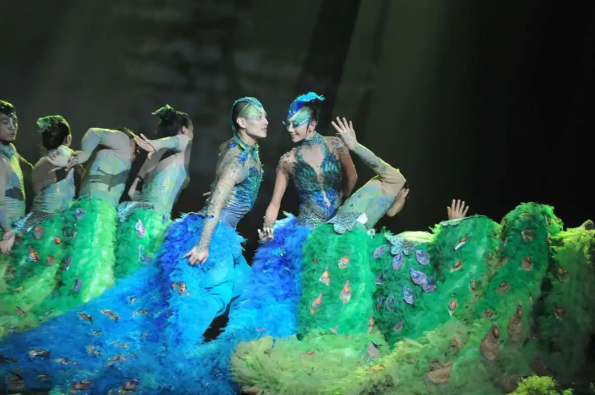 杨丽萍孔雀舞中舞者造型近乎赤裸# 杨丽萍表演孔雀舞男舞者尺度大