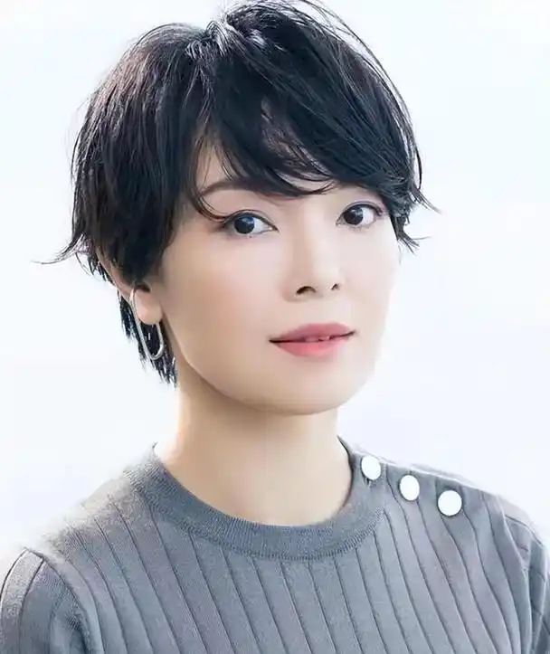 上了年纪的女人,尽量远离这3种"大妈发型",看着显老还没气质