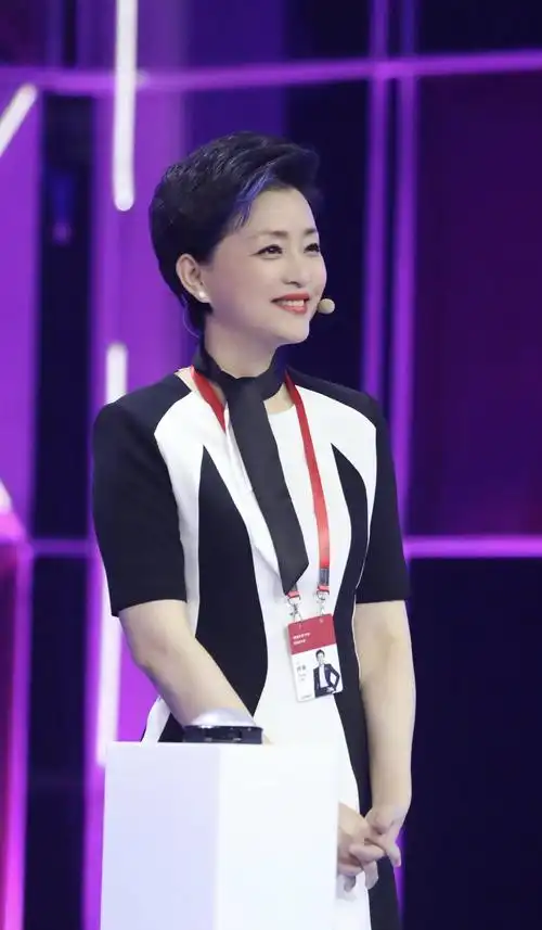 52岁杨澜保养得真好,黑白撞色连衣裙简约知性,蓝发挑染添俏皮