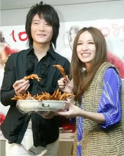 前几日,"飞儿乐团"吉他手阿沁(黄汉青)宣布单飞,结束与飞儿乐团20年的