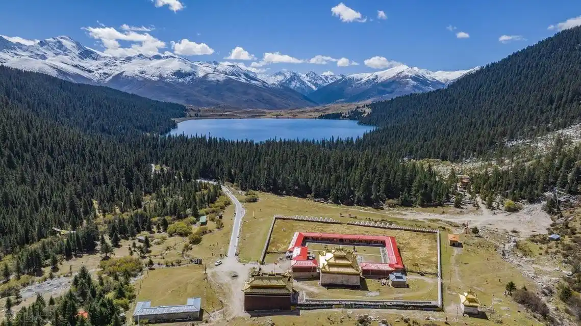 位于中国四川省甘孜州的巴塘县措普沟,展现出一幅如诗如画的风景