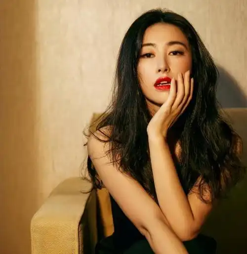 "京圈名媛"朱珠的坎坷情史:一生爱过四个男人,最终嫁给普通人