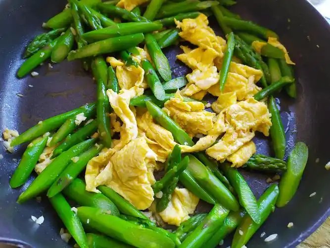 5,再加入鸡蛋块,翻炒均匀就可以出锅啦,一道鲜嫩美味的芦笋炒鸡蛋就做
