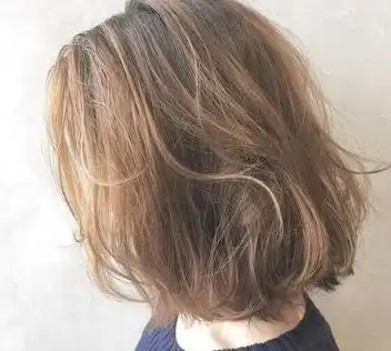 1,空气感短发今年很流行的一款短发发型,多层次的碎花,显得更加的高级