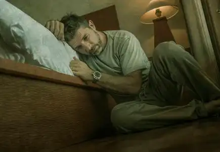 饱受抑郁和焦虑的折磨,感到不知所措和无助年轻的沮丧绝望的男人坐在