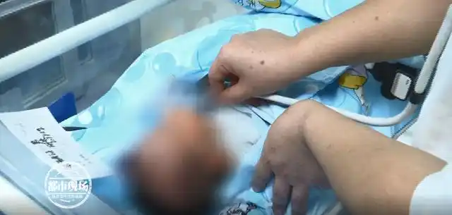 男婴被弃公厕垃圾桶,身上还有脐带和羊水!医生:发育健康