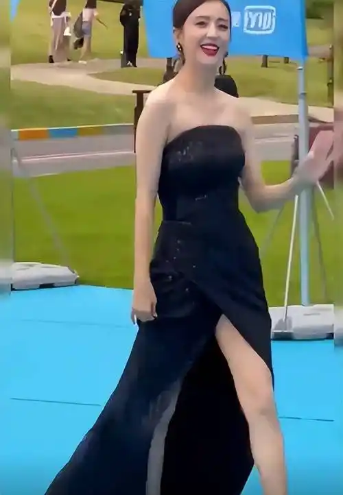 佟丽娅:一袭抹胸礼服优雅地走红毯,真的是太迷人了!_动态_美女_状态