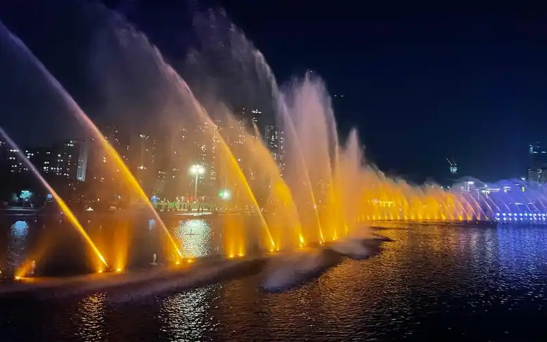 长沙梅溪湖音乐喷泉侧面视角