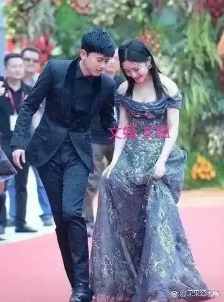 著名主持人谢娜和丈夫走红毯,谢娜的老公张杰保持很好,身材匀称挺拔