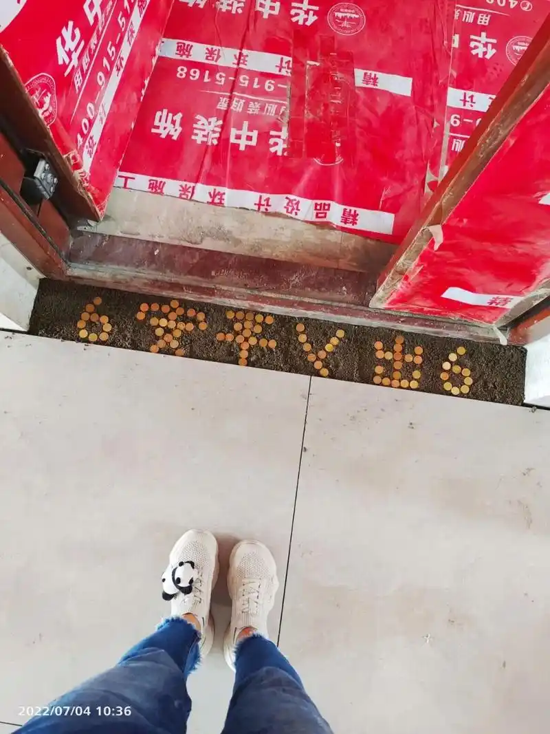 过门石下摆放出入平安,可是大有讲究 金币:老版发行黄铜色的五角硬币.