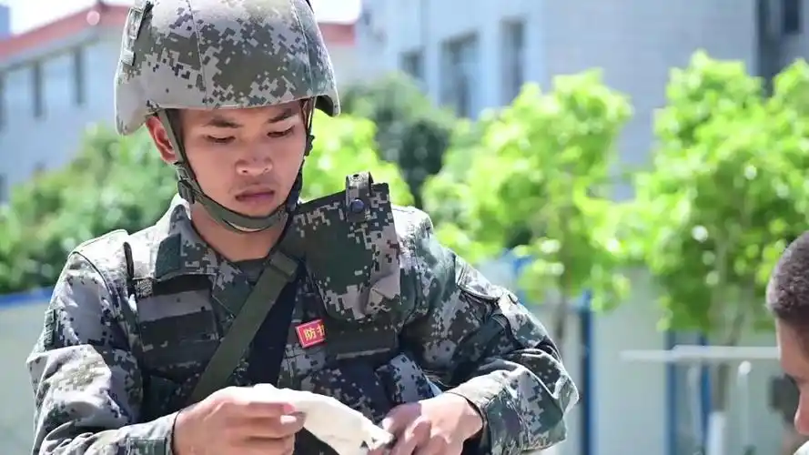 穿21式军装授衔,新兵太帅了!_腾讯视频