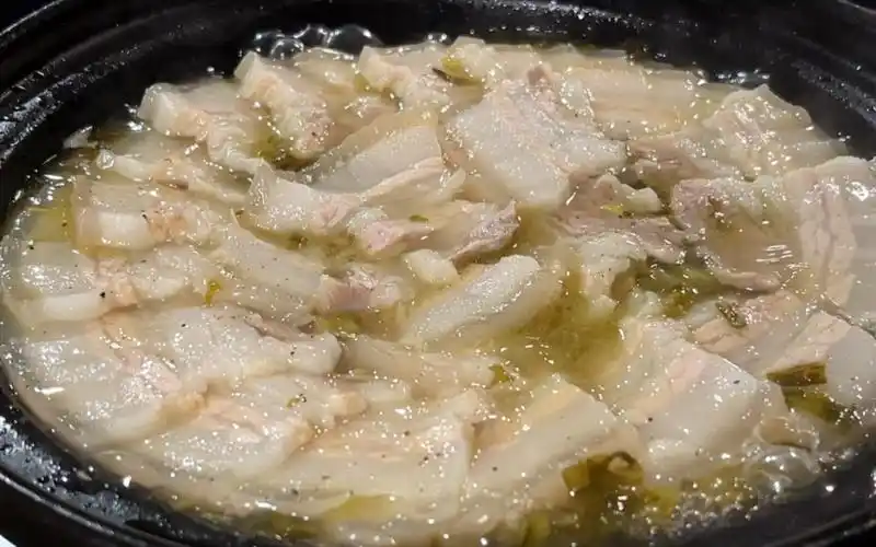 五花肉别总是红烧了,炖一锅这样的酸菜白肉,酸爽开胃又解馋