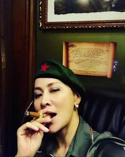 刘嘉玲晒霸气写真带贝雷帽抽雪茄表情超酷