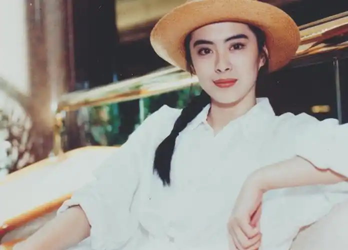 12月21日,许久未更新自己社交平台的王祖贤,突然发了一张照片,配文祝