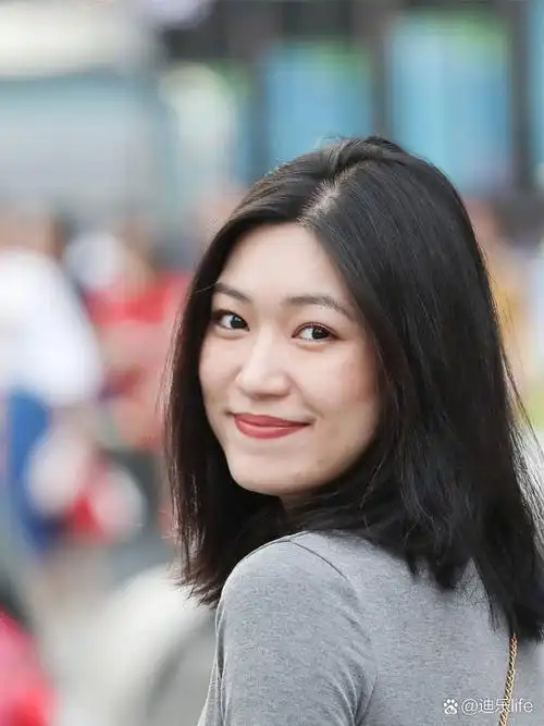 抿嘴时双唇紧闭,嘴角向上提,眼神宁静.