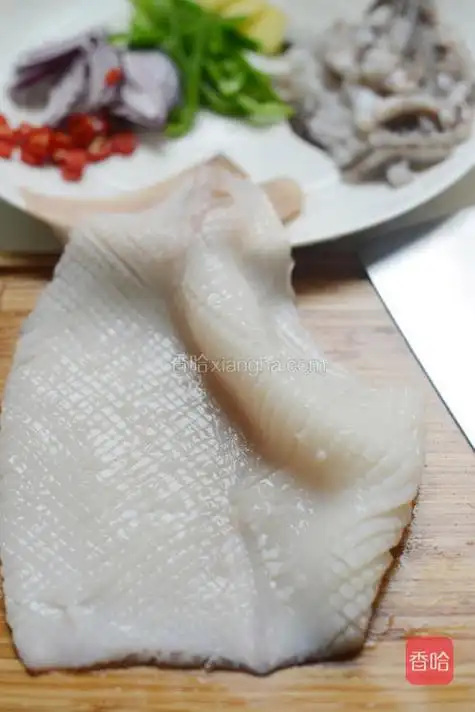 鱿鱼处理干净,将鱿鱼须切段,鱿鱼身撕去膜,反过来,里面朝上刀身倾斜45