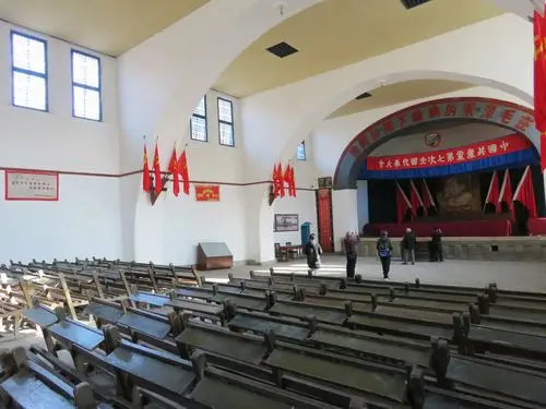 写美篇        ▼我们沿着一条小路,来到杨家岭的中央大礼堂