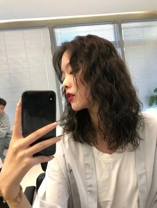 真显脸小头包脸发型中发短发烫发蛋卷头圆脸发型显脸小发型法式烫发