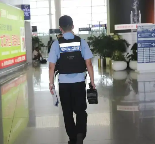 书画摄影网络展|烟台公安70年"警像"——最美背影