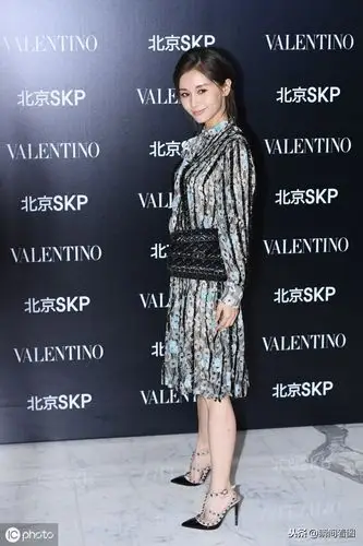 王子文气质打扮 太会穿了,网友:脚上的高跟鞋真漂亮!