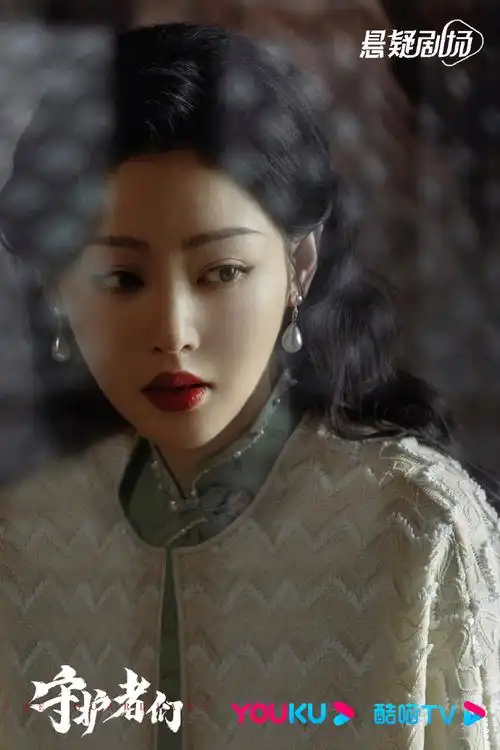 张天爱无袖旗袍#张天爱新剧《守护者们》释出全新剧照,身材绿色旗圹