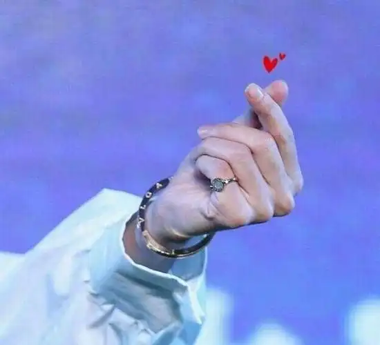 韩国比心又出新手势,赵丽颖已get,邓伦会撩,朱一龙泥石流!