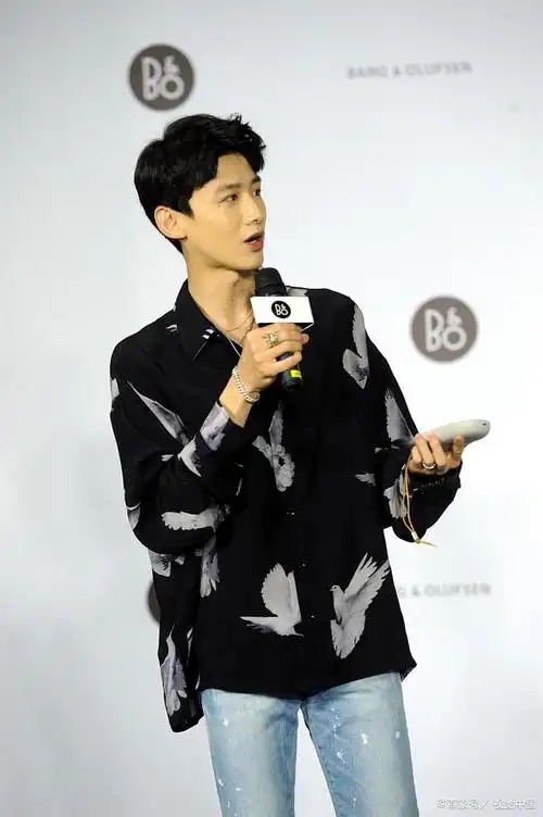 白敬亭潮男穿搭如何学习他的时尚风格