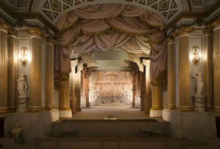 不大的剧院,称"卓宁霍姆宫剧院",这个剧院使用的也是最早的机械舞台