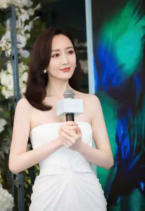 王鸥又穿白衬衫录节目,配印花半身裙优雅大气,手上戴红绳更洋气