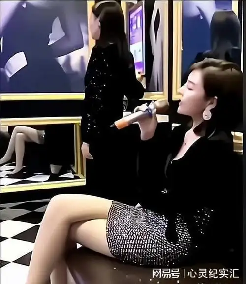 回顾江苏5女子ktv聚会,醉酒乱躺沙发形象不雅,服务员行为引热议