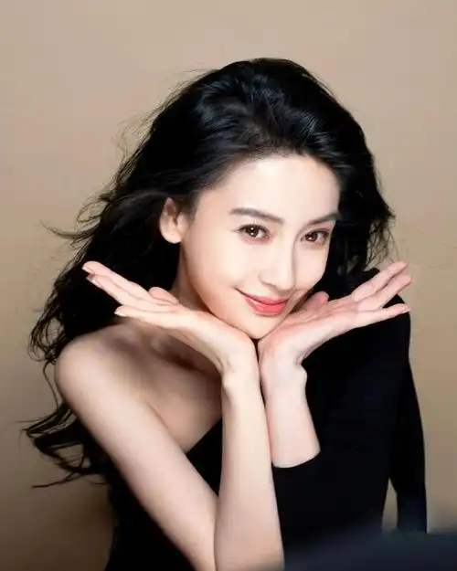 自2021 年初以来,流言甚嚣尘上,有关演员 angelababy 新恋情的传闻