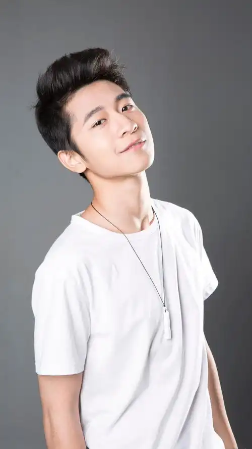 p>李子尧,男,汉族,中国传媒大学学生,首届 "男神初现"全国总决赛季军