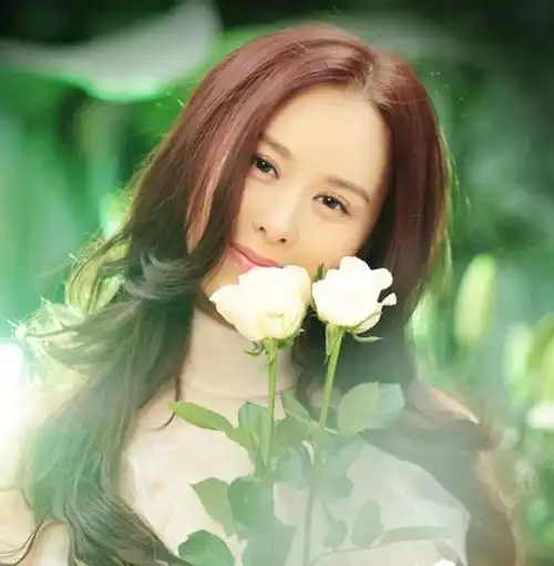 王雅洁空政文工团优秀青年歌手,出生于云南曲靖市,毕业于解放军艺术