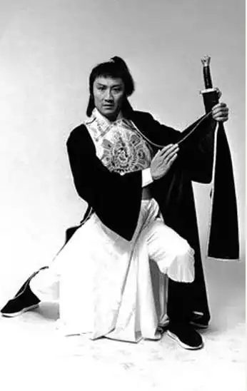 谢贤《萧十一郎》剧照 《万水千山总是情》海报 南方网曾评价:他是