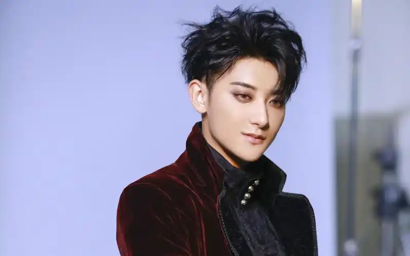 黄子韬精致暗黑系高清桌面壁纸